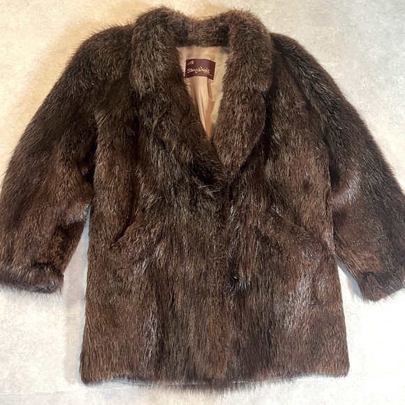 Beaver Fur Coat. SIZE Small to Medium or 6-8. Warm. Steen & Wright Furriers. - Picture 13 of 15